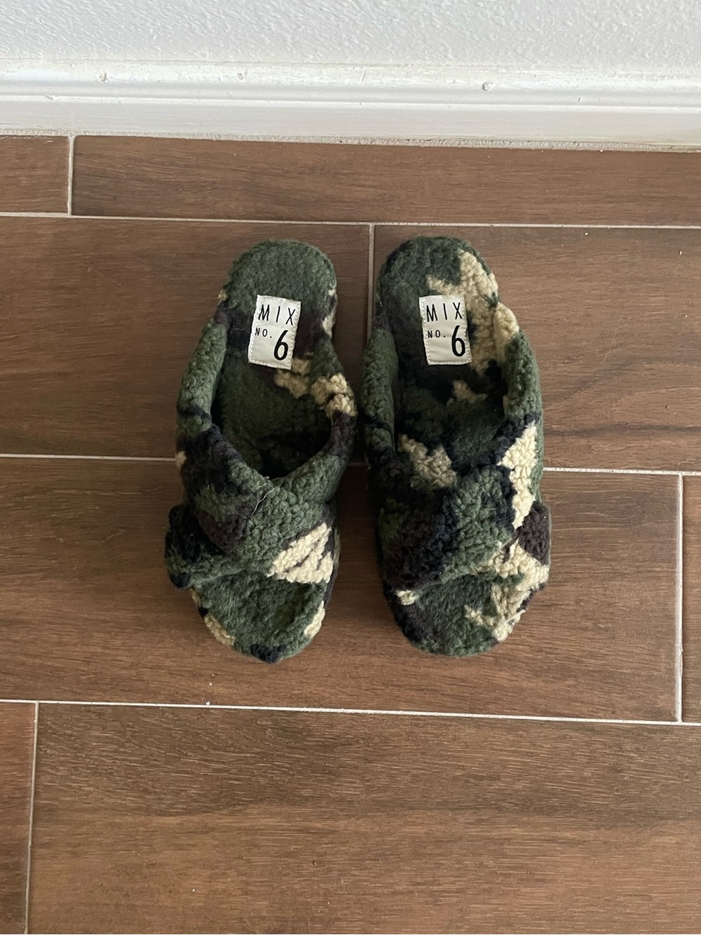 NWOT Mix No. 6 Fuzzy Camo Cross-Band Slide Slippers - Green/Black/Tan